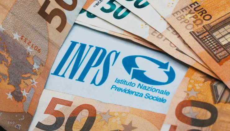 Lettera con lo INPS e banconote da 50€ intorno
