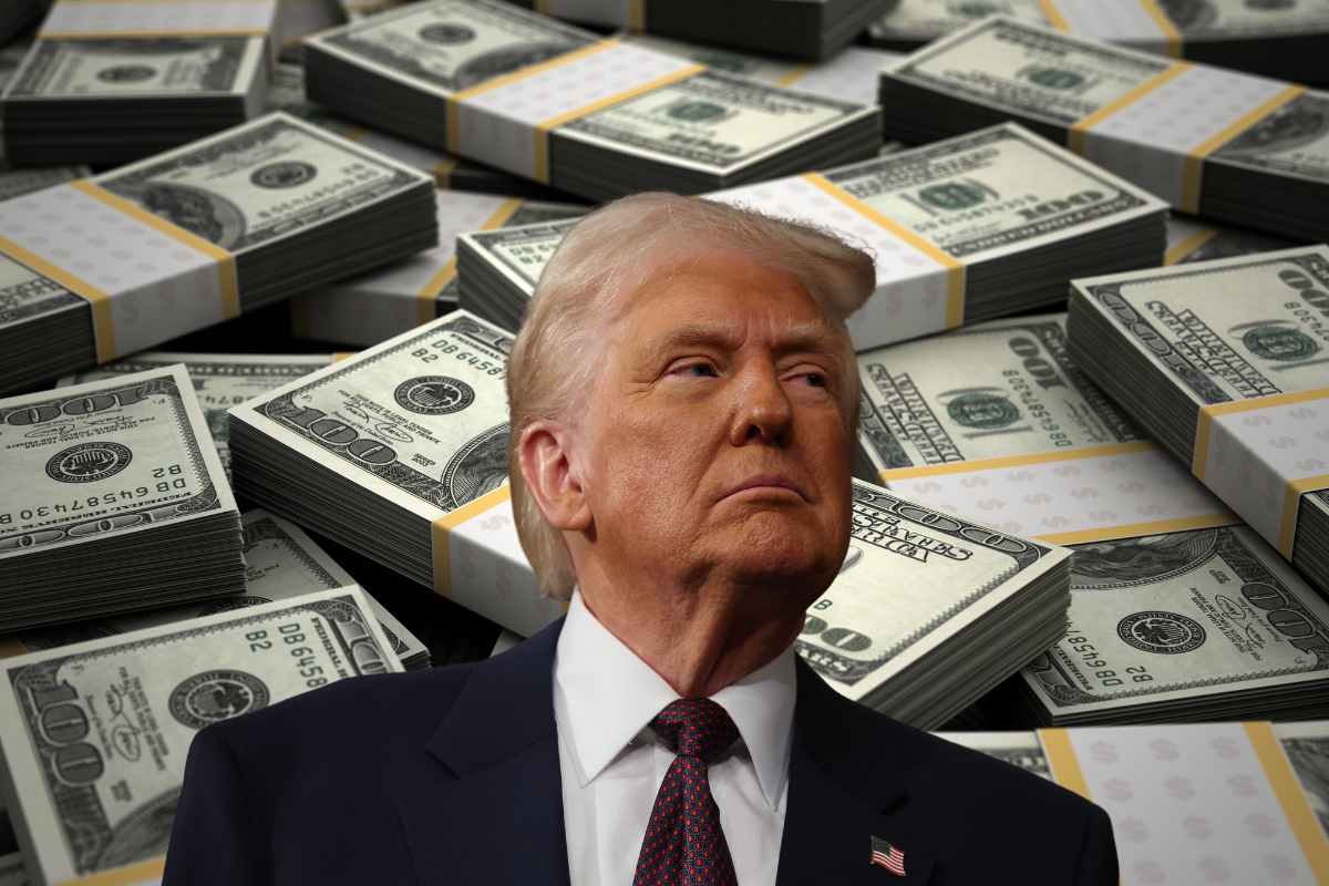 donald trump circondato da dollari