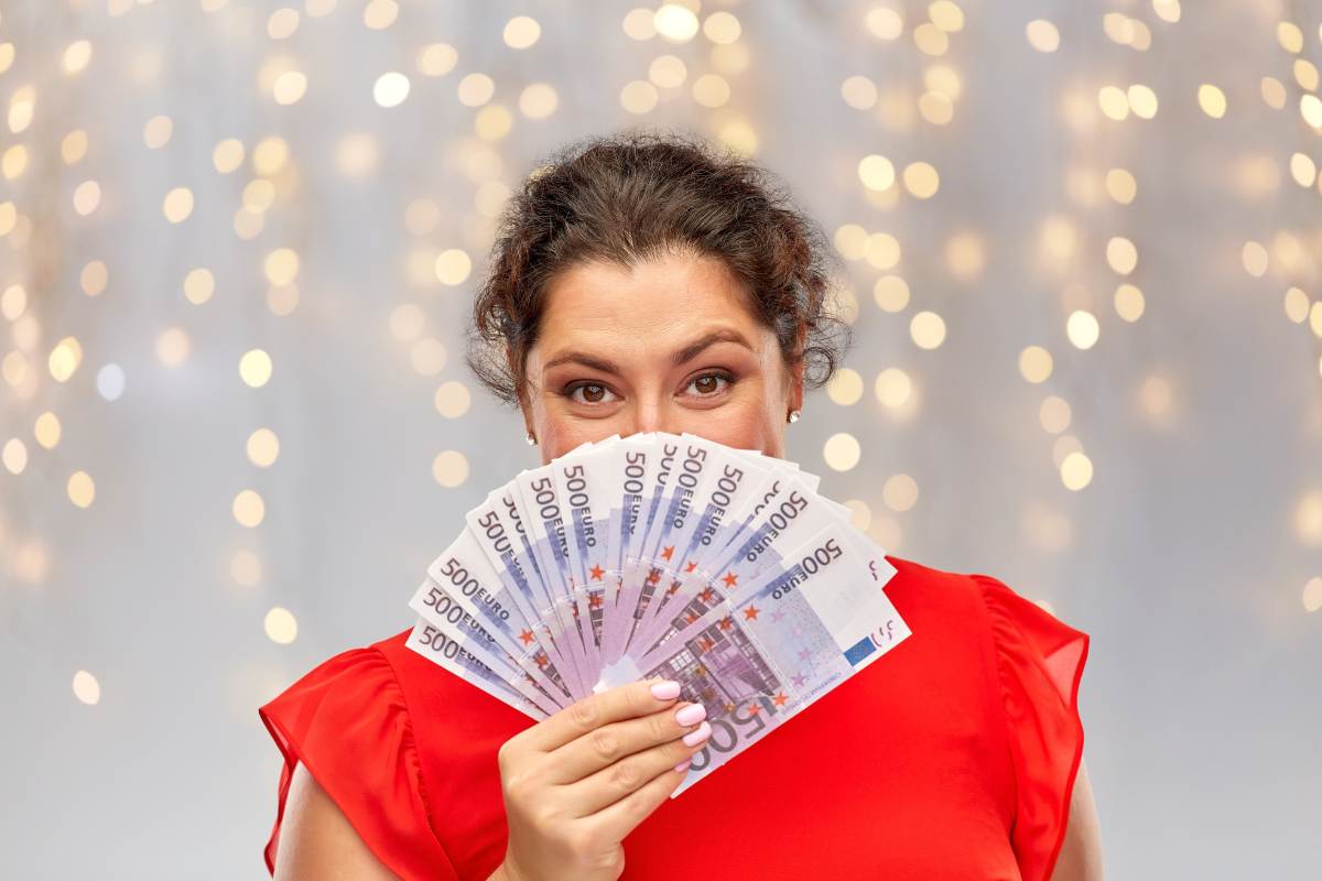 donna con tante banconote da 100 euro