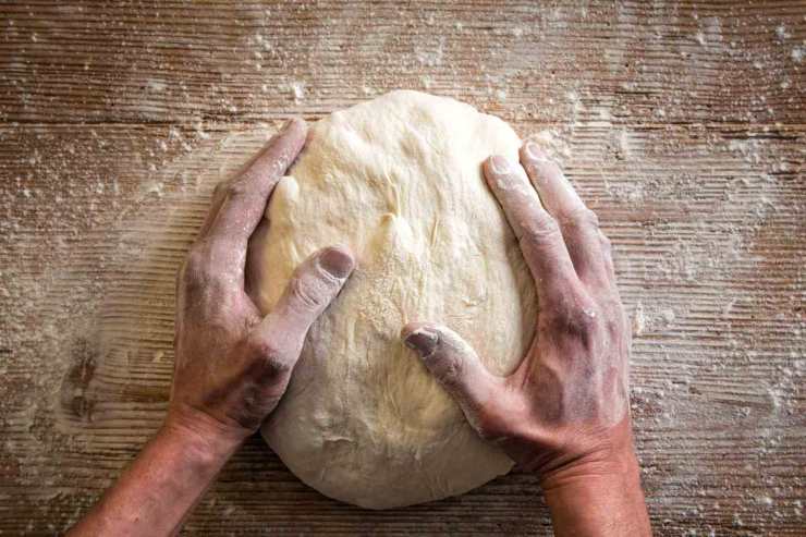 impastare il pane