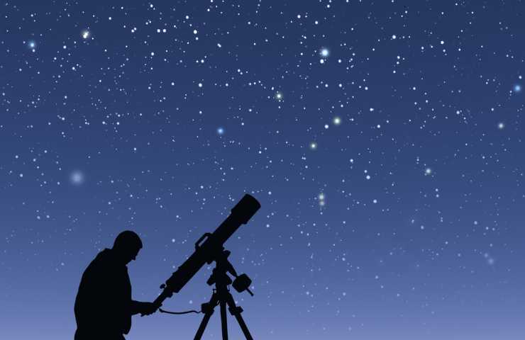 sagoma persona con telescopio di notte