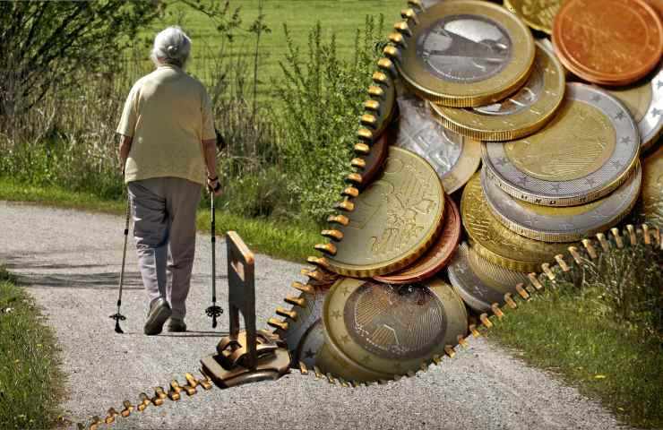 anziana che cammina, monete euro